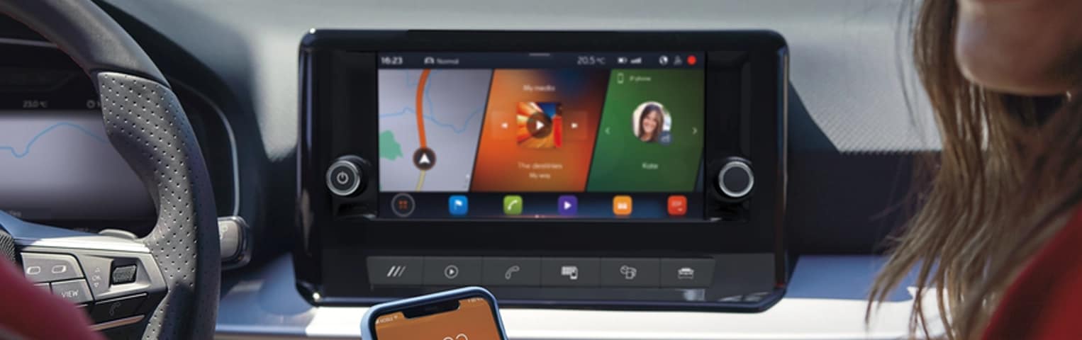 full link connectivity. SEAT Arona interior console connectivity wireless charger: wireless phone charging, keyless entry SEAT car console