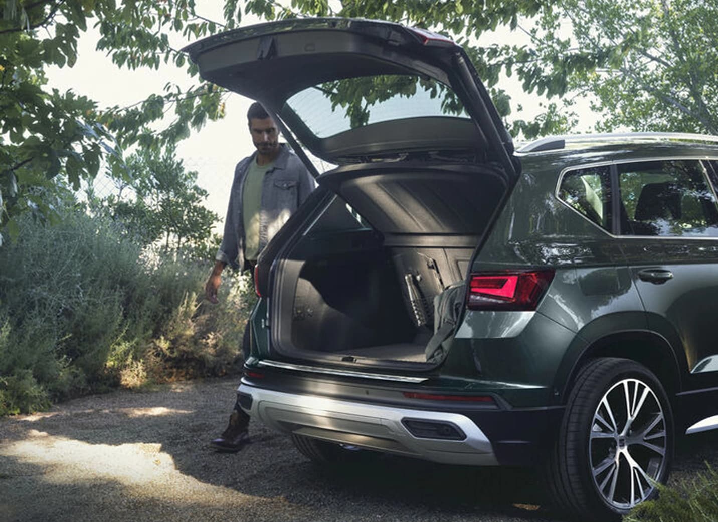 SEAT Alhambra showing a man using back hands free door