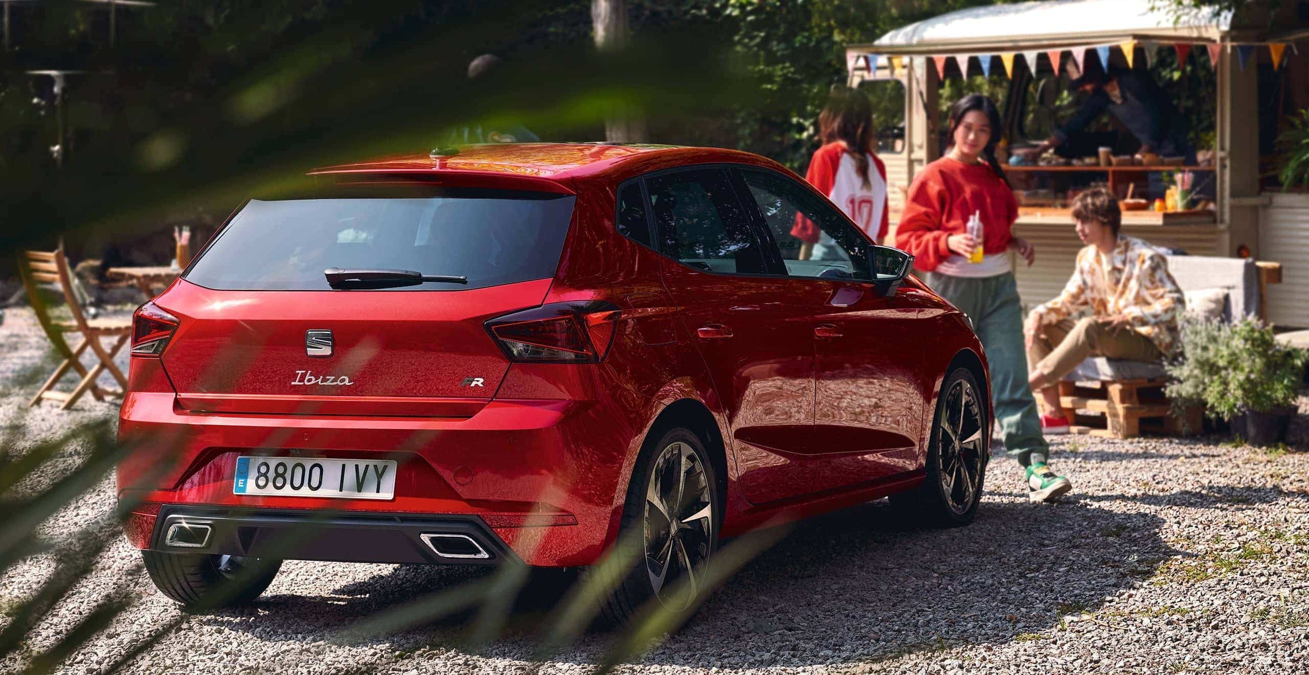 Friends in front of SEAT Ibiza PA